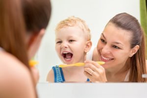 مسواک زدن کودکان و استفاده از نخ دندان