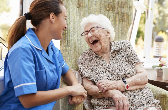 مزایای استخدام پرستار ساعتی سالمند