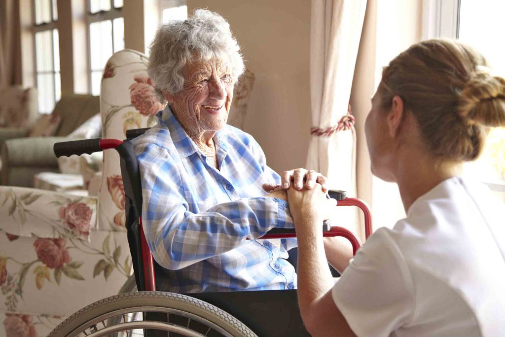 وظایف پرستار سالمند در منزل چیست؟ (10 مورد)